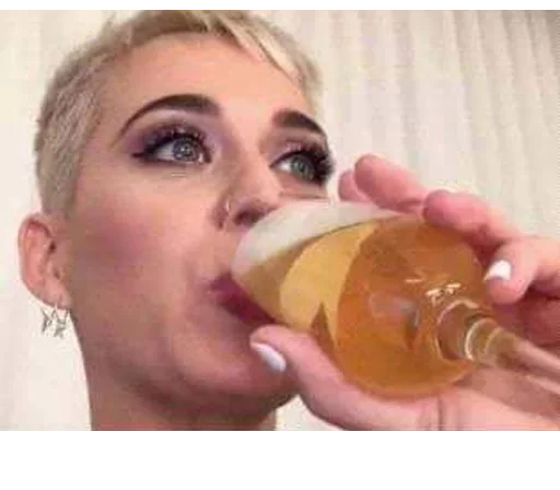 Человек пить безалкогольный напиток