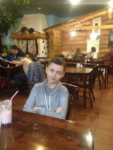 Человек одежда мебель