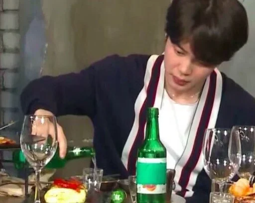 Человек пить бутылка