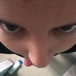 Человек зубная щётка ресница