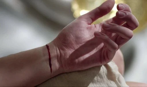 Человек палец гвоздь