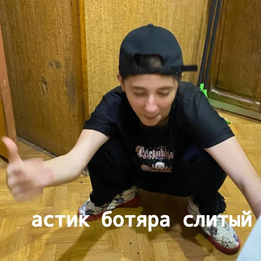 Стикер девочка с хлебом - 1