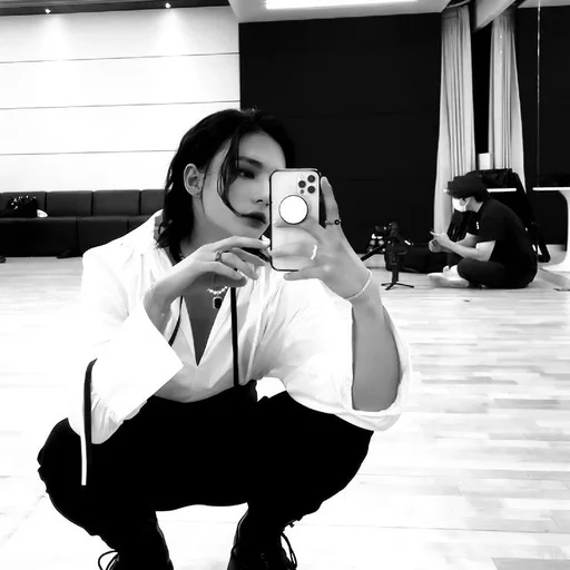 Человек одежда черно-белый