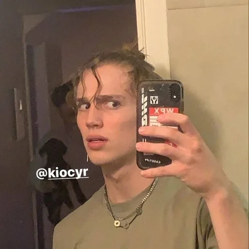 Человек стена человеческое лицо