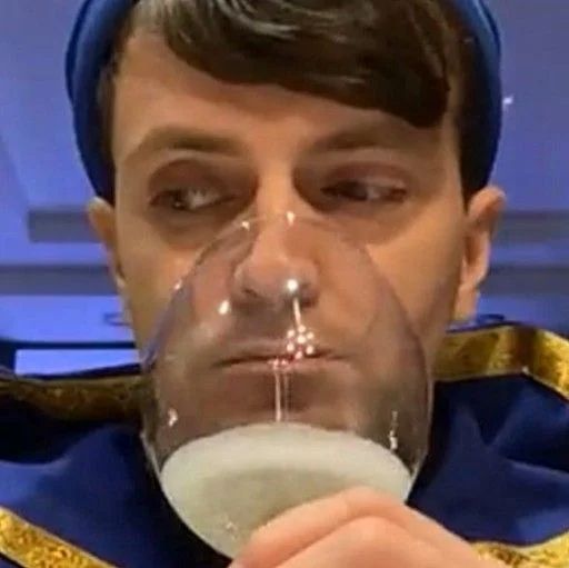 Человек пить человеческое лицо