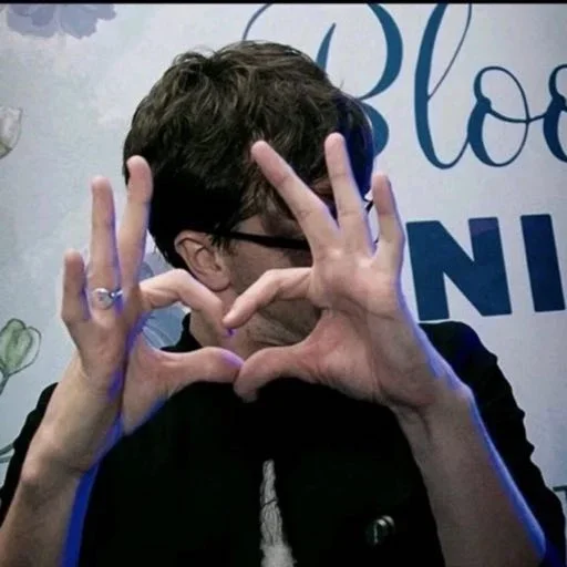 Человек СМС палец