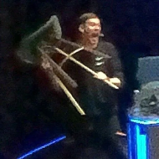 одежда человеческое лицо концерт