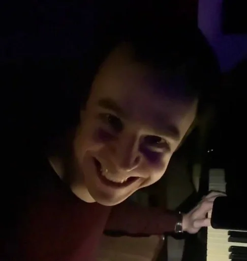 Человек клавиатура музыкальная клавиатура