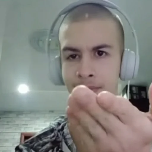 Человек наушники комнатный