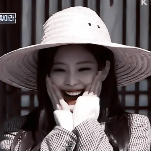 𖠿 :: JENNIE 𖥻 @MDDELICIEUX - person