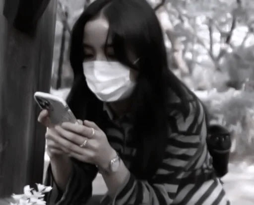 Человек черно-белый на открытом воздухе