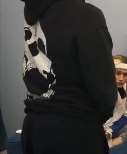 Человек одежда стена