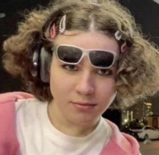 Человек наушники человеческое лицо