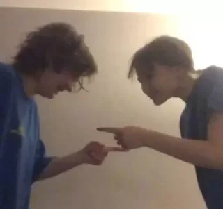 Стикер как тупо - 3