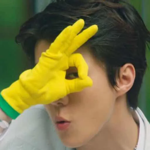 Человек жёлтый палец