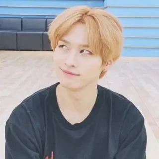 Стикер ‧⁎˚🗿. lee know by @lanasticks - 2