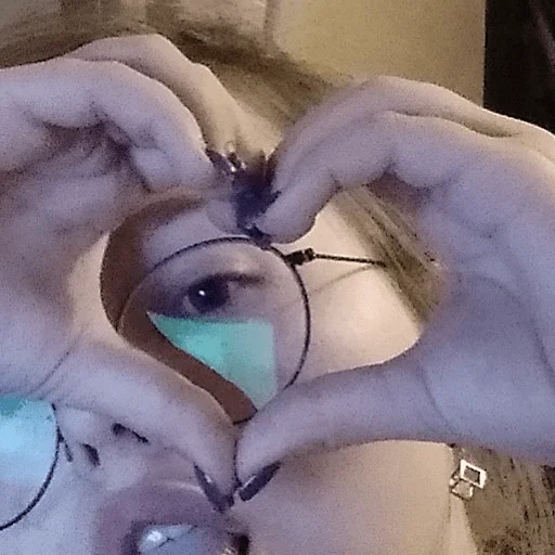 Человек палец гвоздь