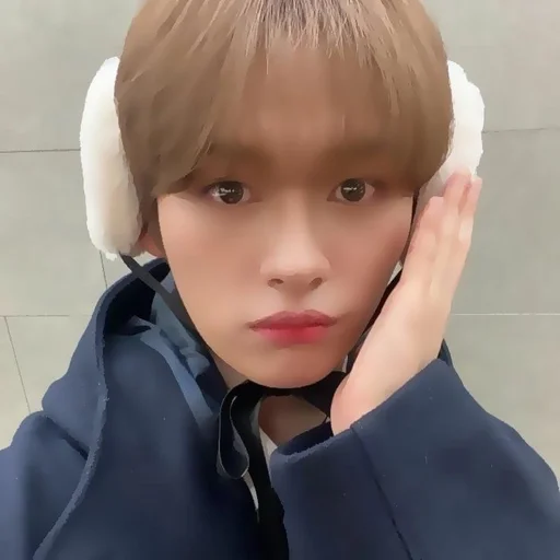 Стикер lee know mood :: @fStikBot - 6