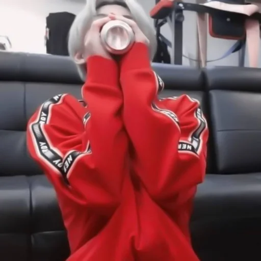 Человек красный одежда