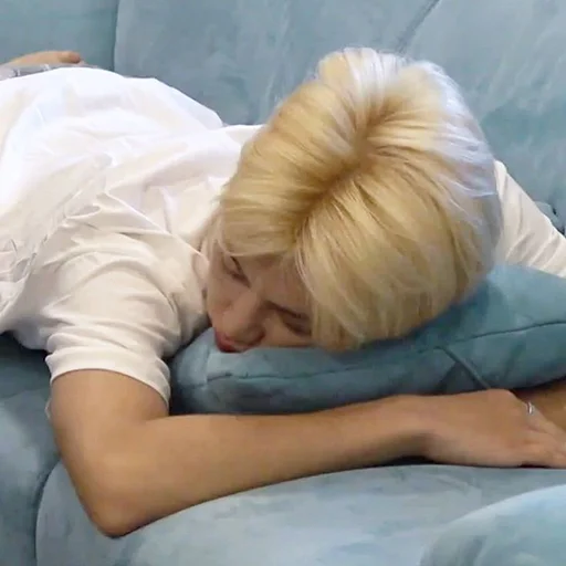 Человек кровать утешение