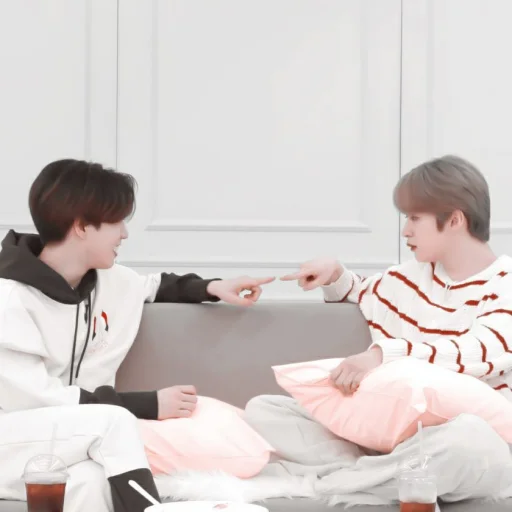 Sticker #𝐈𝐧𝐓𝐡𝐞𝐒𝐡𝐨𝐰𝐓𝐨𝐝𝐚𝐲: han & lee know ;: by @paradismaudit - 7