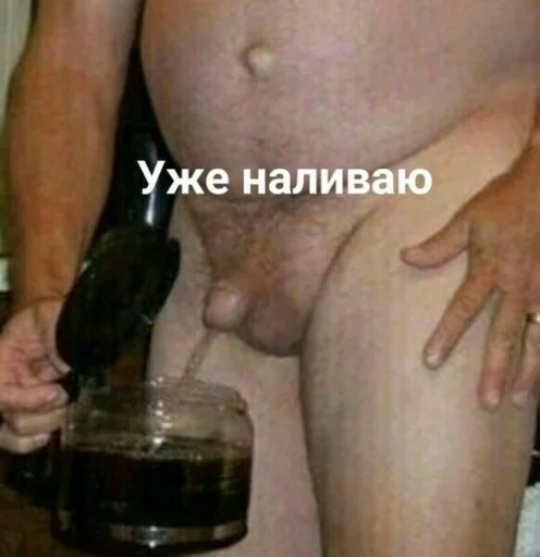 Человек пить безалкогольный напиток