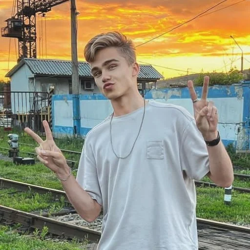 Стикер данил большаков 🥵 - 9