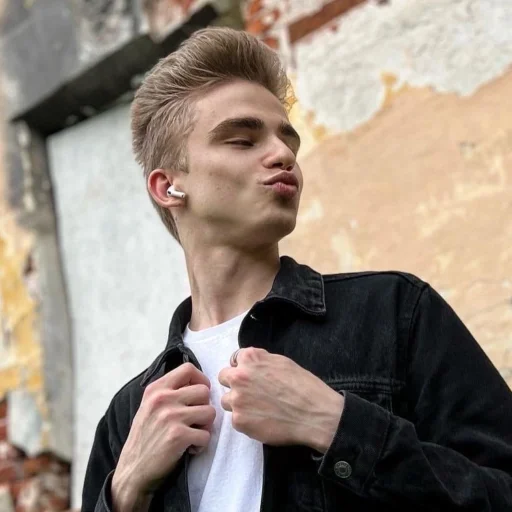 Стикер данил большаков 🥵 - 7