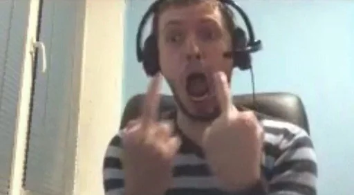 Человек наушники комнатный