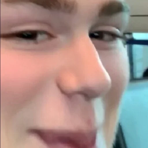 Человек селфи бровь