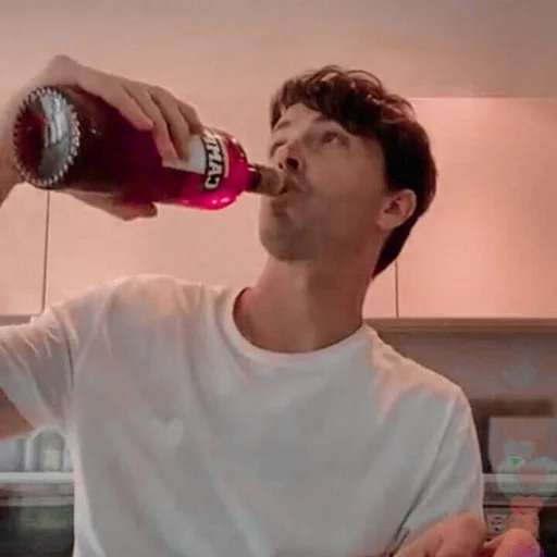 Человек безалкогольный напиток стена