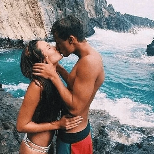 Человек целовать на открытом воздухе