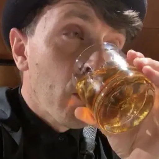 Человек пить алкоголь