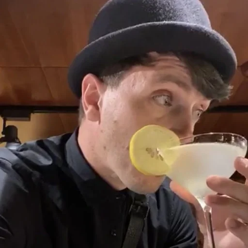 Человек одежда посуда для напитков