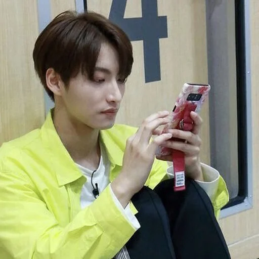 Человек безалкогольный напиток одежда