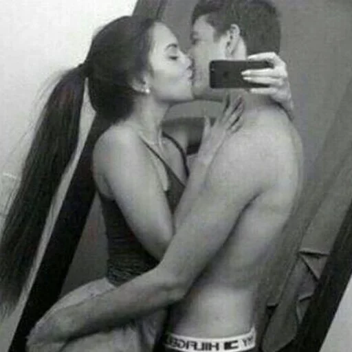 Человек целовать человеческое лицо