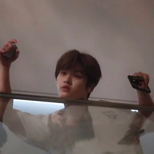 Человек стена человеческое лицо