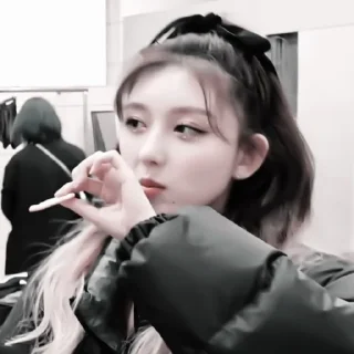 Стикер #gaeul : 🤍 : by @smstickerr - 8