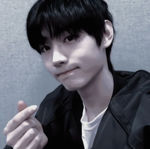 や 𝗌𝗎𝗇𝗀𝗁𝗈𝗈𝗇 🦈 ;: @smstickerr - person