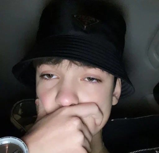 Человек человеческое лицо модный аксессуар