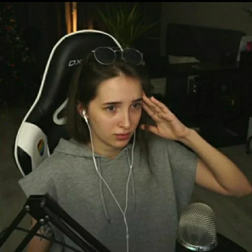 Человек наушники человеческое лицо