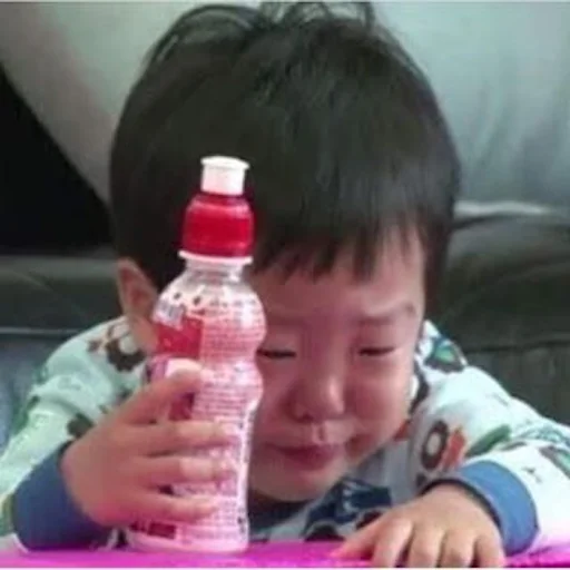 Человек пластиковая бутылка человеческое лицо