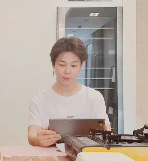 Человек стена человеческое лицо