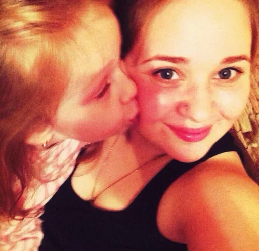 Человек человеческое лицо целовать