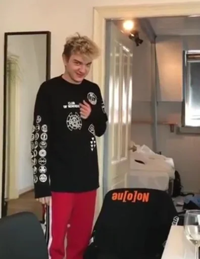 Человек комнатный стена