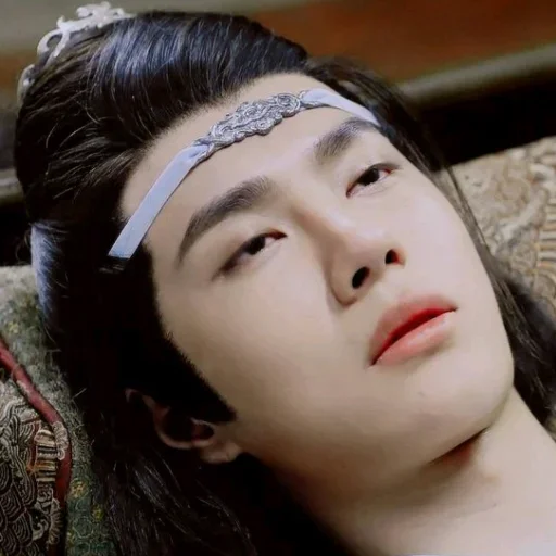 человеческое лицо губа модный аксессуар