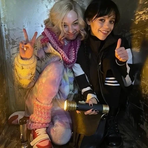 Sticker уэнсдэй аддамс ван лав - 7