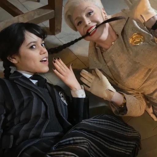 Sticker уэнсдэй аддамс ван лав - 6