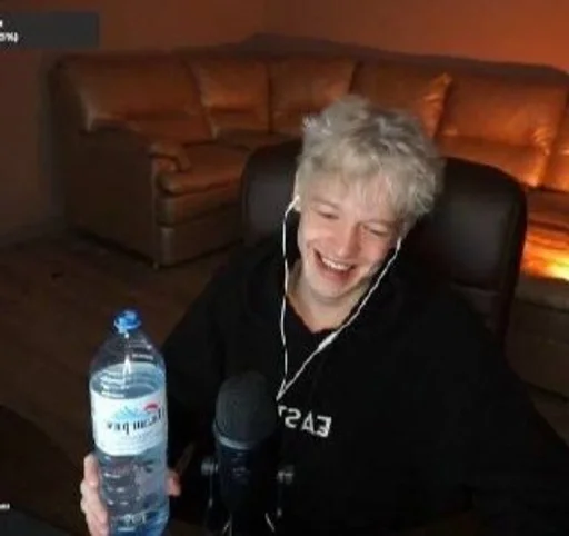 Человек бутылка одежда