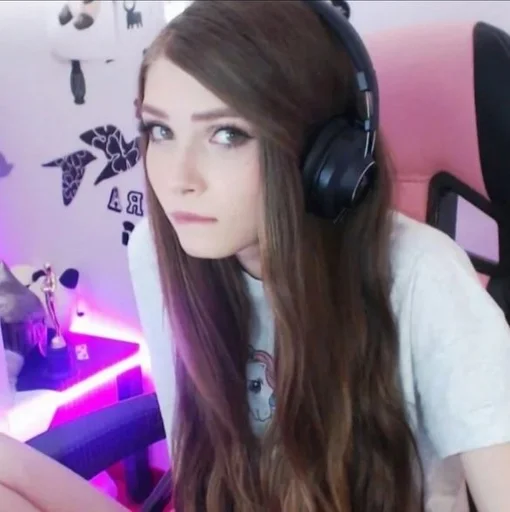 Человек наушники человеческое лицо